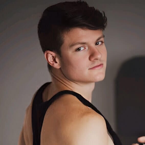 Tyler Sweet, twink gay performer with slim body and youthful look